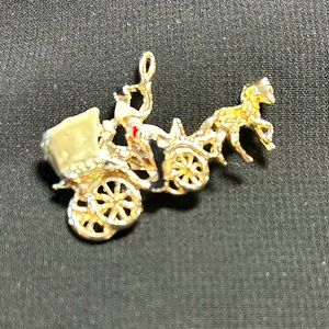 VTG Silver Tone Carriage Brooch, the clasp is broken. Unbranded.